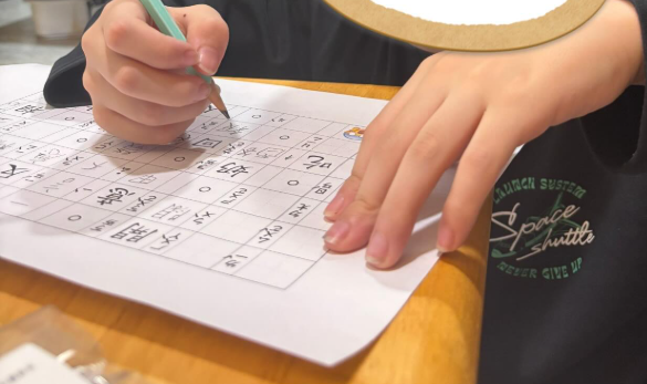 小孩正在寫生字簿